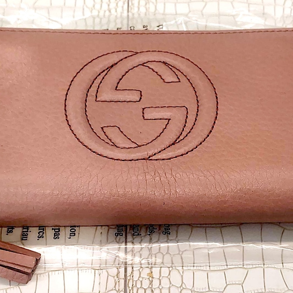GUCCI Pink/Mauve Pebbled Leather SOHO Interlocking G Tassel Zip Around Wallet.